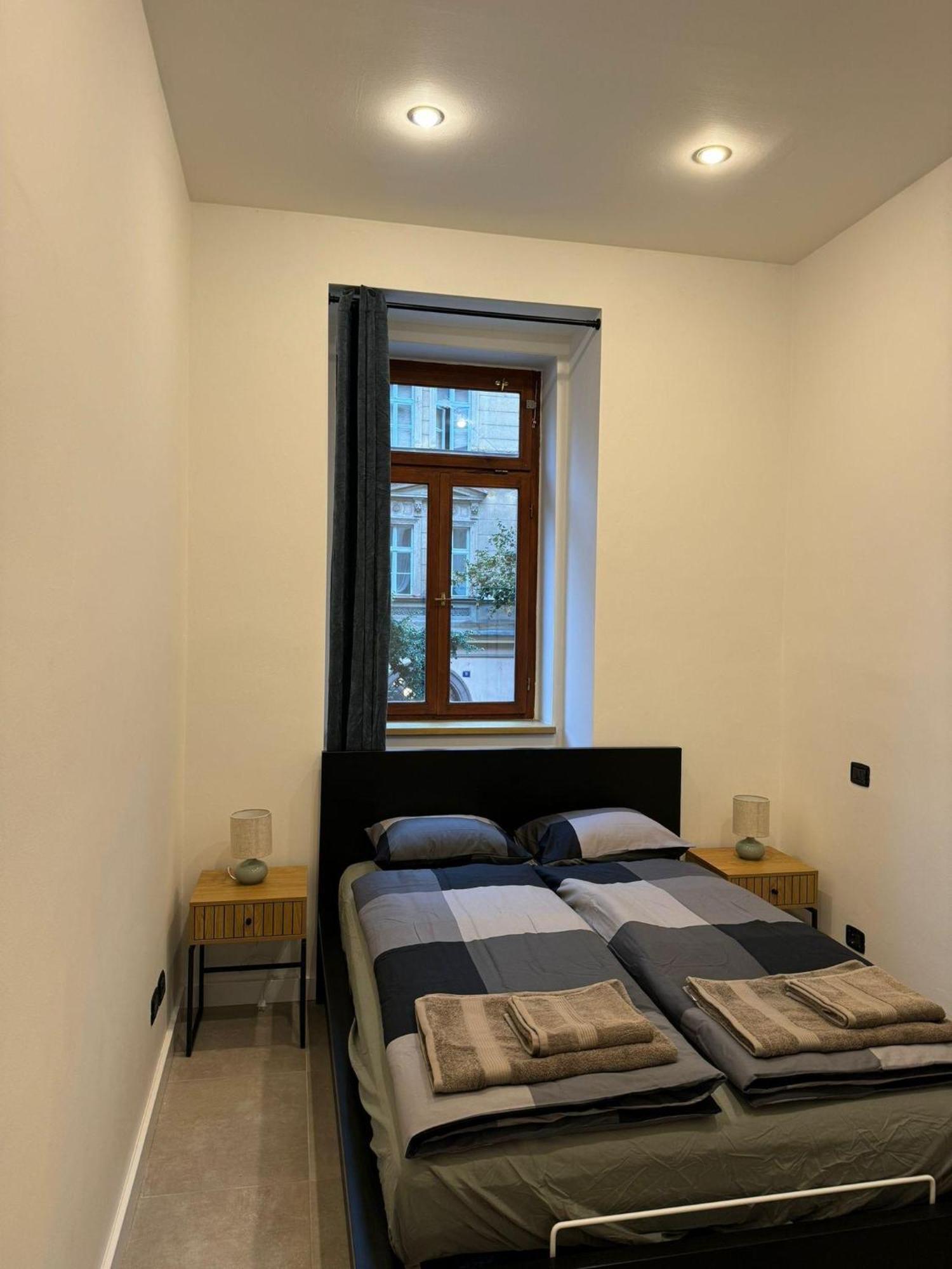 Cool With Small Balcony Near Florenc Apartment